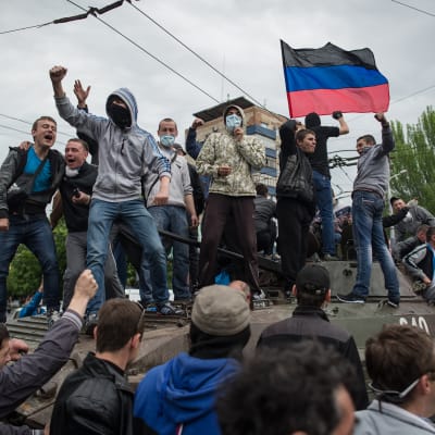 Proryska demonstranter i Mariupol på fredagen den 9 maj.