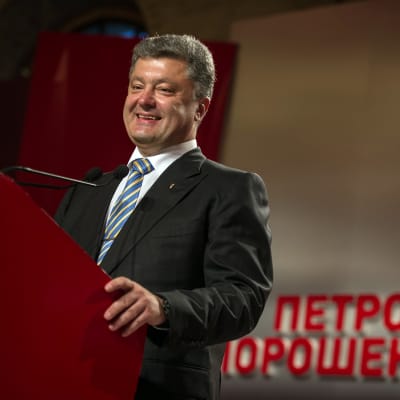 Petro Porosjenko talar vid en presskonferens under valdagen den 25 maj 2014.