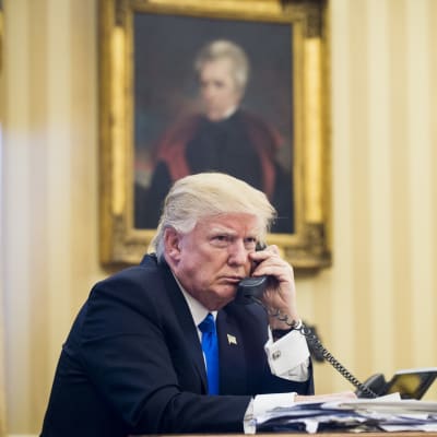 USA:s president Donald Trump talar i telefon med Australiens premiärminister