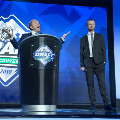 Gary Bettman talar mellan Sedinbröderna.