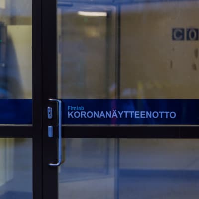 Koronavirustesti-opaste Tampereella joulukuussa 2020.