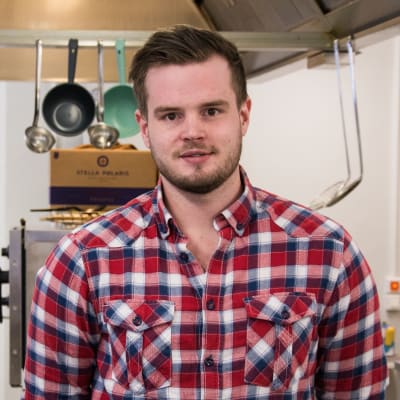 Kocken Mattias Åhman i ett kök.