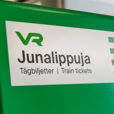 En grönvit skylt med VR:s logo och där det står tågbiljetter.