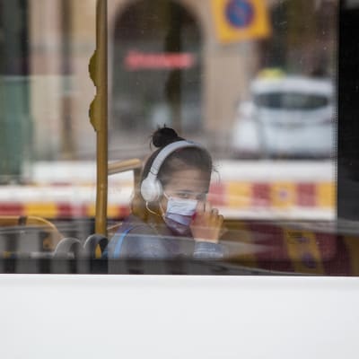 Matkustaja kasvomaski päässä linja-autossa Tampereella elokuussa 2020.