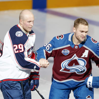 Patrik Laine skakar hand med Mikko Rantanen.