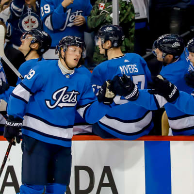 Patrik Laine firar sitt 1–0-mål.