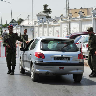 Soldater utanför kasernen i Tunis där en soldat öppnade eld mot sina kolleger.
