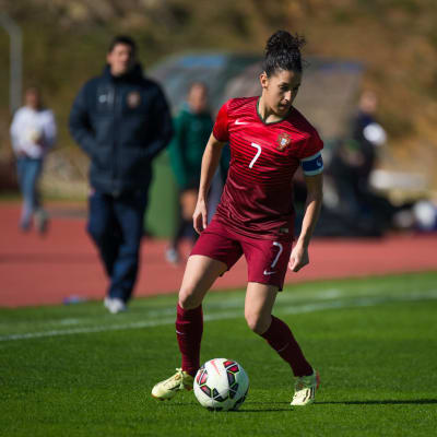 Claudia Neto med bollen i en match mot Nya Zeeland.