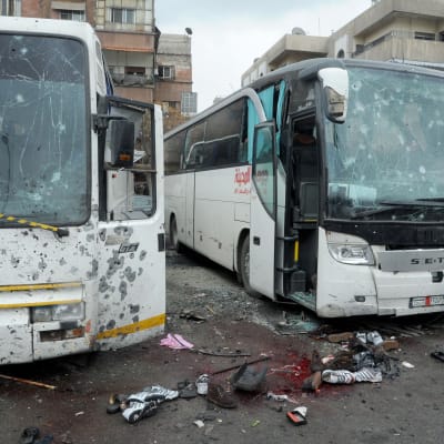 Bombskadade bussar i centrum av gamla Damaskus efter ett terrordåd mot shiapilgrimer.