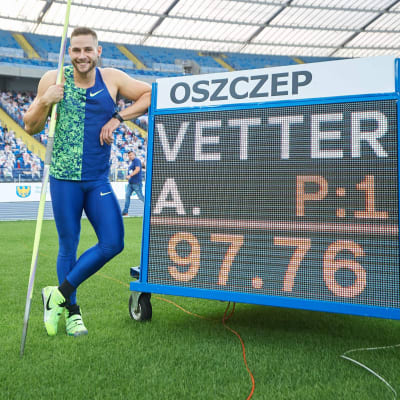 Johannes Vetter står bredvid resultattavlan, där det står 97,76