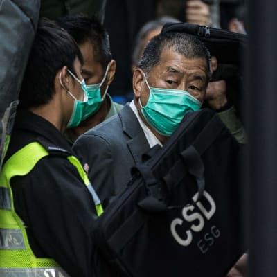 Den gripne mediamogulen Jimmy Lai eskorteras till en bil