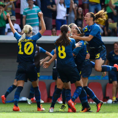 Svensk glädje efter att semifinalplatsen säkrades.