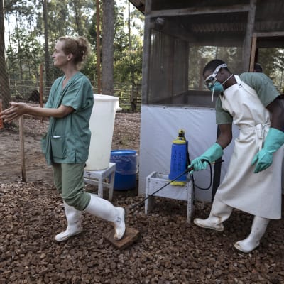 Anna Sjöblom desificerar sina skor under kampen mot ebola i Afrika. 