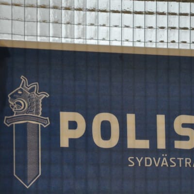 Skylt med texten Polisen i sydvästra Finland.