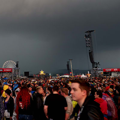 Stora mörka åskmoln över festivalområdet och festivalbesökare på Rock am Ring i Tyskland.