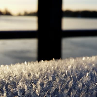 Frost, is och ett räck som ser ut som korset i Finlands flagga.