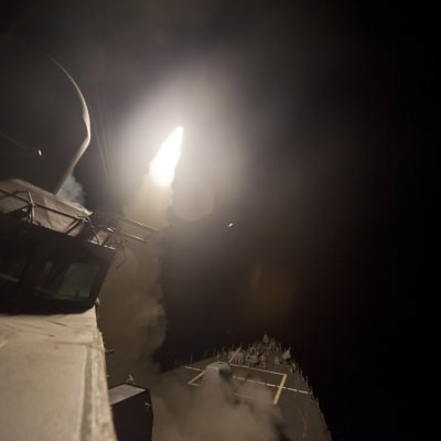 USS Arleigh Burke avfyrar Tomahawkmissiler mot IS-mål i Syrien i september 2014.