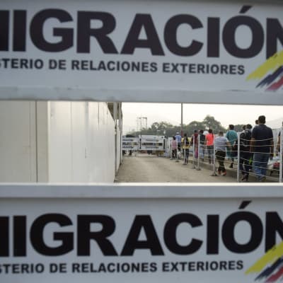 Människor köar till passkontrollen vid en gränsövergång mellan Venezuela och colombia 