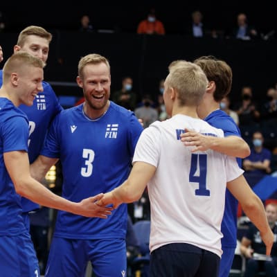 Suomen miesten lentopallomaajoukkue tuulettaa.