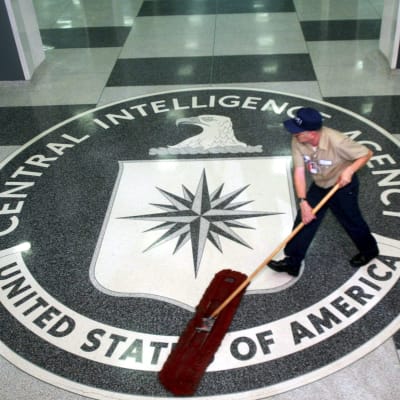 En städare sopar CIA:s symbol på golvet i foajén vid CIA-högkvarteret i Langley.