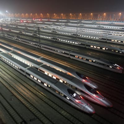Snabbgående tåg på servicebangård i Wuhan i Kina i december 2012.