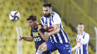 Tim Sparv går in i en närkamp med Fenerbahces Miha Zajc.