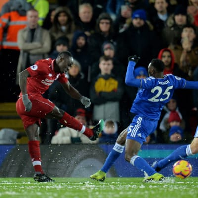 Sadio Mané avfyrar ett skott i en match mot Leicester.