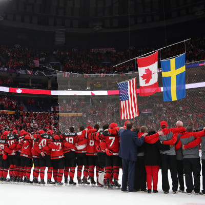 Kanadan pelaajat juhlivat jääkiekon nuorten MM-kultaa vuonna 2018 Buffalossa.