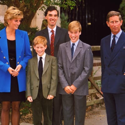Bild av kungliga familjen i Storbritannien: prinsessan Diana, prins Harry, prins William och prins Charles.