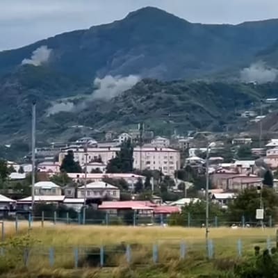 Tykistön ammusten aiheuttamia savupilviä Stepanakertin ulkopuolella Vuoristo-Karabahissa.