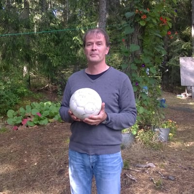 Mårten Westö och fotbollen.