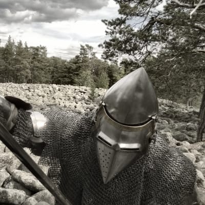 Keskiaikainen sotilas käyttää miekkaa.