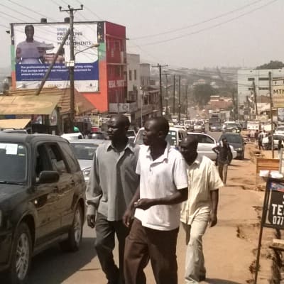 trafik på gata i kampala