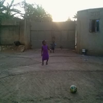Barn spelar fotboll i afrika