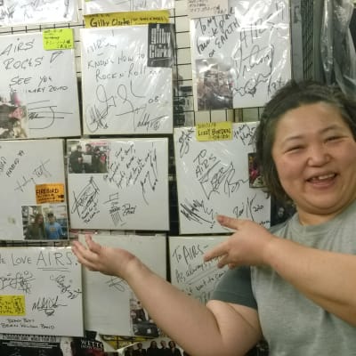 Försöljare och autografer i musik-dvd affär i Tokyo