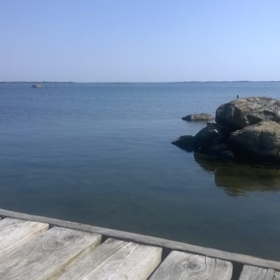 brygga i förgrunden, lugnt hav