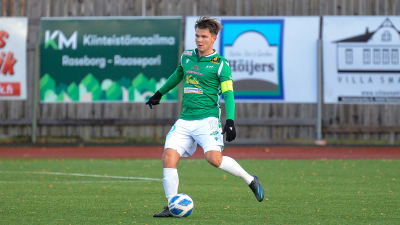 William Lindqvist med bollen.