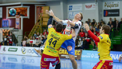 Cocks Davor Basaric stoppar våldsamt BK:s Oscar Kihlstedt.