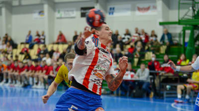 Nico Rönnberg skjuter bollen i mål.