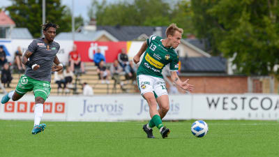 Julius Järvinen med bollen framför Kevin Moihedja.
