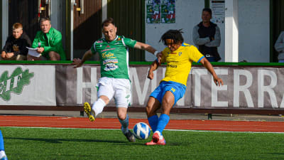 Valdrin Rashica och Jean Mabinda i en närkamp.