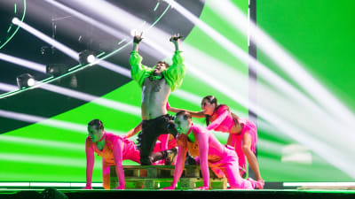 Käärijä ja tanssijat Euroviisulavalla