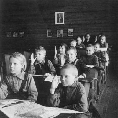 Oppilaita luokassa, suomalaisten järjestämää kouluopetusta itäkarjalaisille lapsille. 