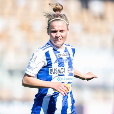 Essi Sainio på spelplan för HJK 2020