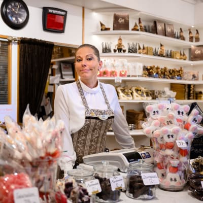 Linda Ardebäck johtaa perheyritystä, joka valmistaa suklaakovehteja muun muassa Ruotsin hoville.