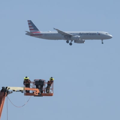 Amerikanska fackförbund befarar att över 100 000 anställda i flygbolag kommer att permitteras eller sparkas under de kommande månaderna.