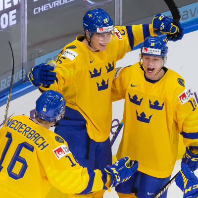 Svenska spelare firar ett mål i segermatchen mot Tjeckien.