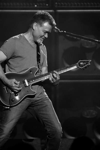 Gitarristen Eddie Van Halen spelar gitarr. Bilden är svartvit.