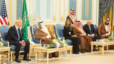 President Donald Trump och kung Salman samtalar i kungliga palatset i Riyadh.