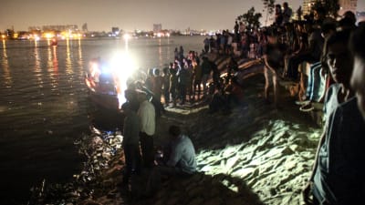 Sökarbetare efter en färjeolycka  i Egypten som krävde minst 15 människoliv i juli 2015.